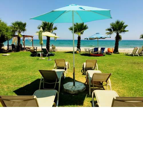 First Line Spacious House / 20m to the Beach!