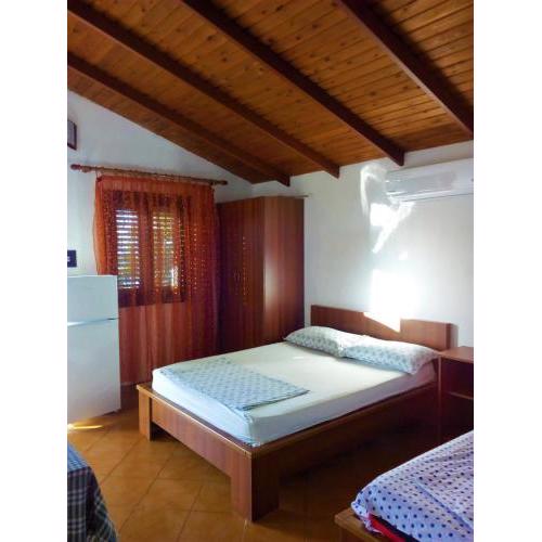 First Room of Panoramic Perch - Hilltop Room with Kitchenette and Patio