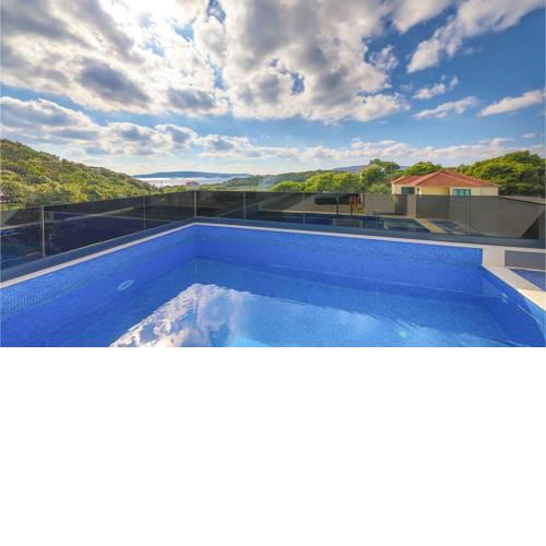 Five-Bedroom Holiday Home in Okrug Donji