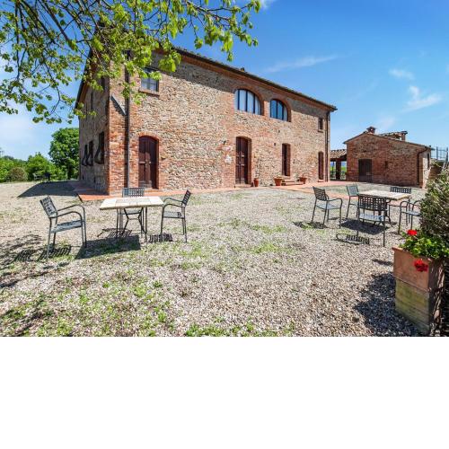 Flat in a typical Tuscan farmhouse with swimming pool