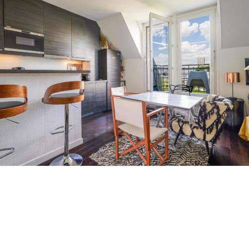 Flat near the Arc de Triomphe with views of Paris