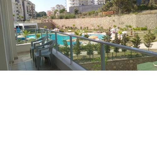 Flat w Balcony and Shared Pool 6 min to Beach