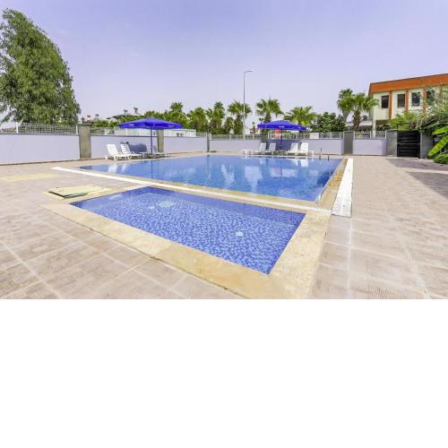 Flat w Shared Pool and Balcony 8 min to Beach