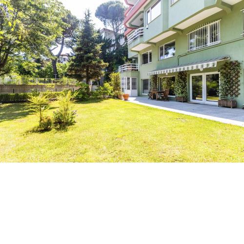 Flat with Garden 10 min to Bebek Shore