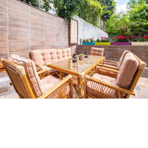 Flat with Garden Close to Coast in Uskudar