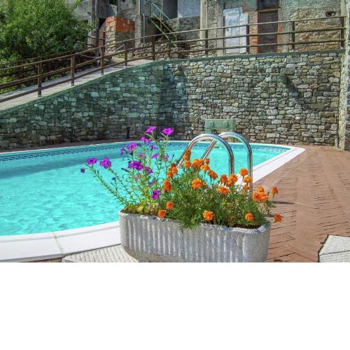 Flat with heated hot tub and shared pool