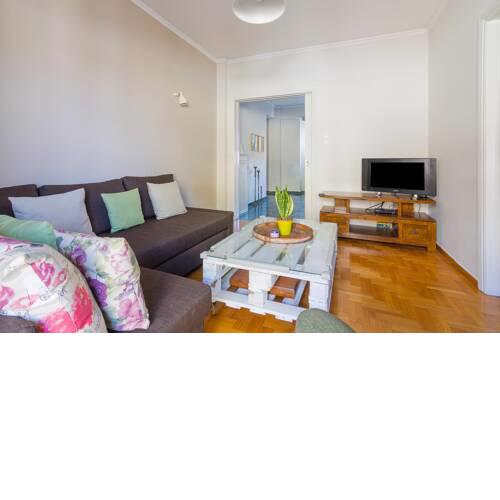 Floral and Stylish apt for 4ppl next to metro