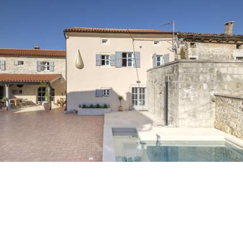 Foli Villa Sleeps 11 with Pool Air Con and WiFi