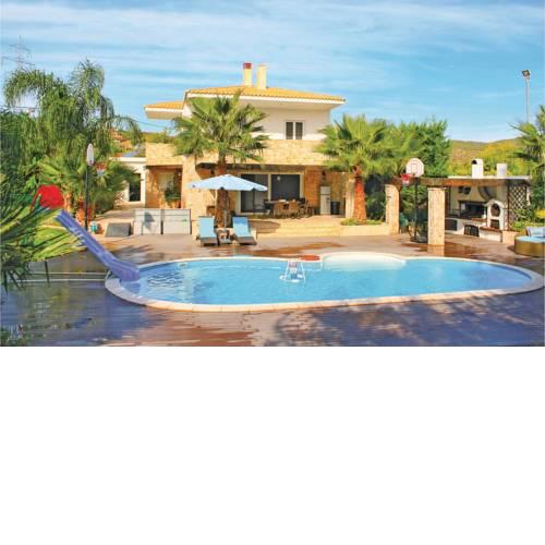 Four-Bedroom Holiday Home in Agioi Theodoroi