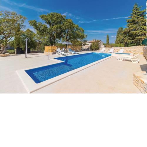 Four-Bedroom Holiday Home in Kanfanar
