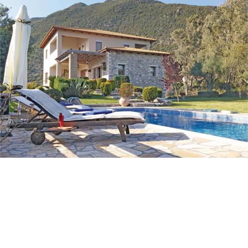 Four-Bedroom Holiday Home in Skaloma Nafpaktos