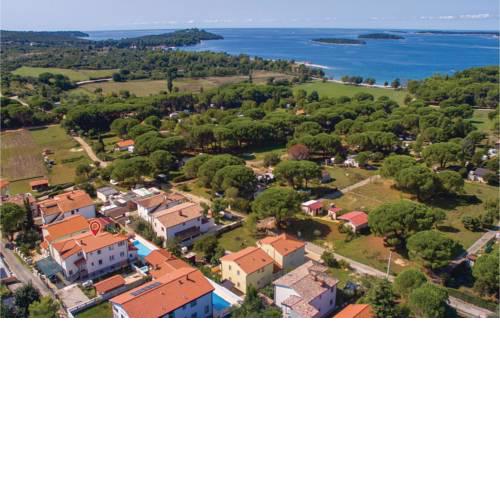 Four-Bedroom Holiday Home in Valbandon