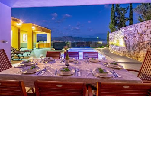 Four-Bedroom Holiday Home in Zrnovo