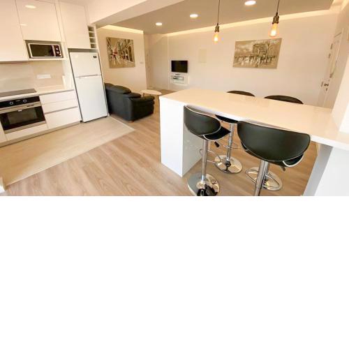 Franklin's Place, modern 2 bedroom, Sleeps 5