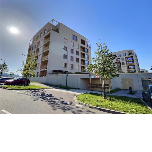 FREE 2X parking NEW Suncatcher apartment