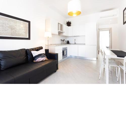 Freshly renovated flat perfectly located