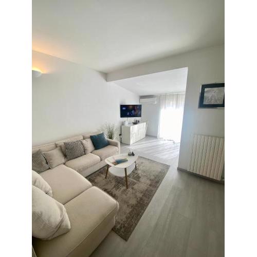Front Beach Attic Apartment - with access to beach club