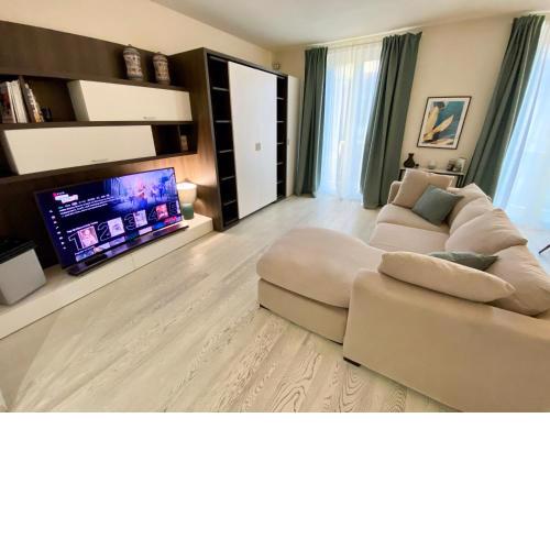 Front Beach Deluxe Apartment - with access to beach club