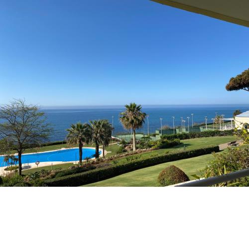 Front-line, sunny apartment in Cabopino, Marbella
