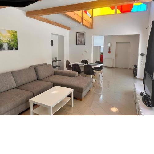Full Premium City Villa - 2 Bedrooms for 5 People - near Metro