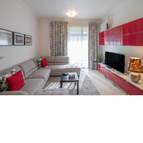 Fully Furnished 1BR in Marina Near Metro - 1BR Emerald