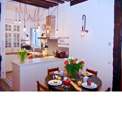 FULLY RENOVATED very quiet charming 2bed/2bath flat in the Marais sleeps up to 4