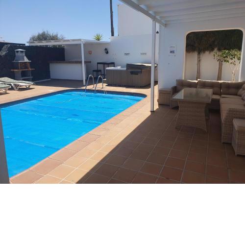 FUN FAMILY VILLA-CRAZY GOLF COURSE-HEATED POOL-COCKTAIL BAR-JACUZZI-GAMES ROOM-WIFI &UK TV