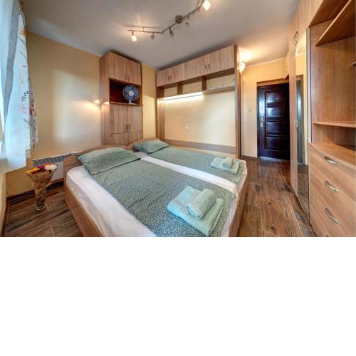 Funny-Gunny Room to the Sea Garden