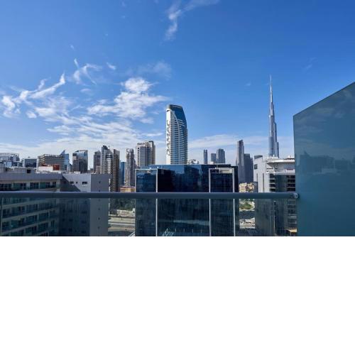 Futuristic 1 bedroom apt with Burj khalifa view & pool 5min walk to Dubai mall