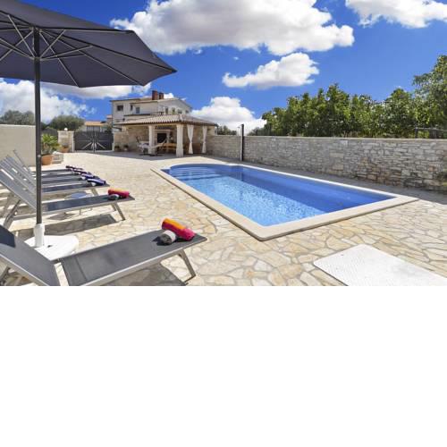 Galizana Villa Sleeps 8 with Pool Air Con and WiFi