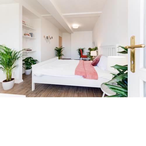 Garden apartment with 2BDs in the center