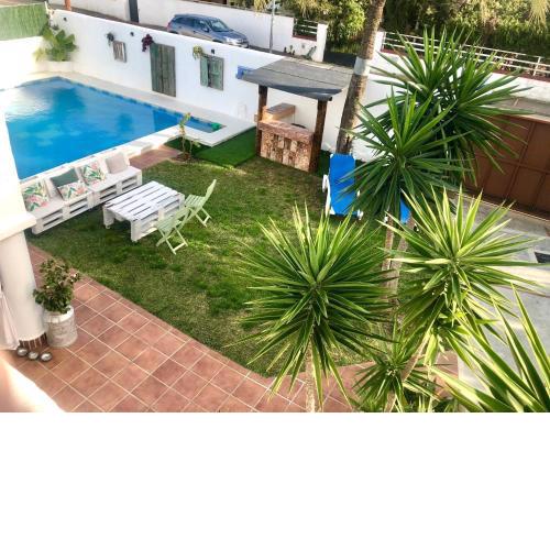 GATU Villa LURBERRI piscina privada, 4 dormitorios, 2 baños, parking , jardín y barbacoa