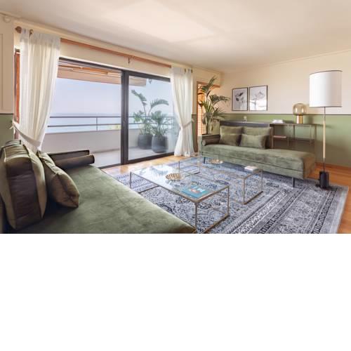 Georgeous Sea Views from Lush Apartment, Beachside