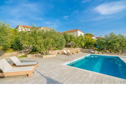 Gialova Villa Sleeps 16 Pool WiFi