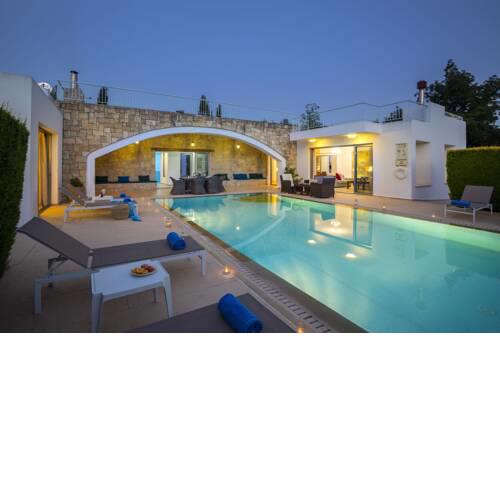 Giolou Villa Sleeps 6 with Pool Air Con and WiFi