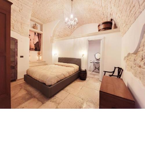 GIOVINAZZO HISTORIC APULIA stone house with patio