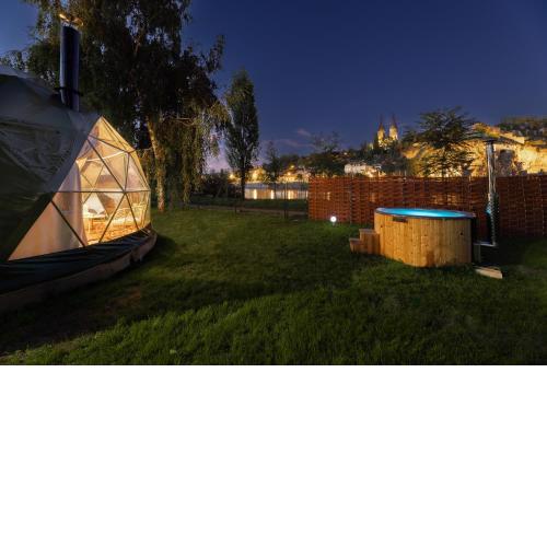 Glamping escape to the stars under Prague skyline