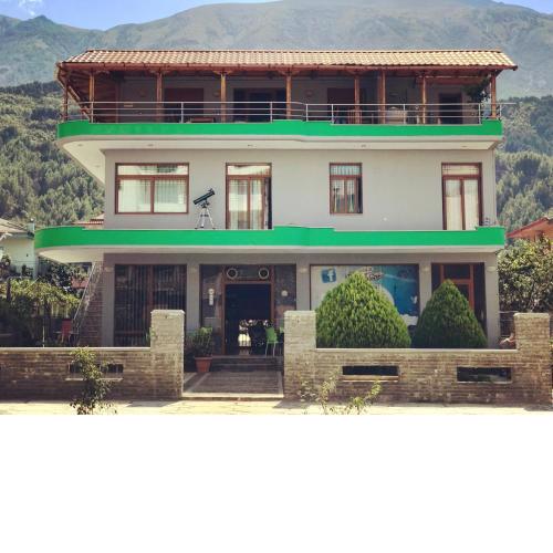 Gold Guest House & Bar