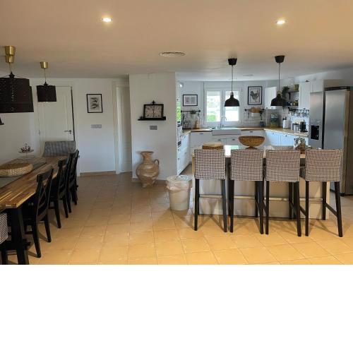 Golf 2 bed jacuzzi bath terraces and pool views