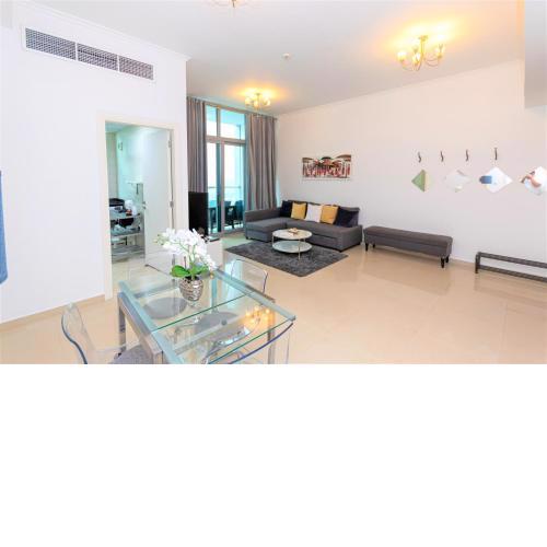Gorgeous 1 bed with Balcony - Beach walk distance