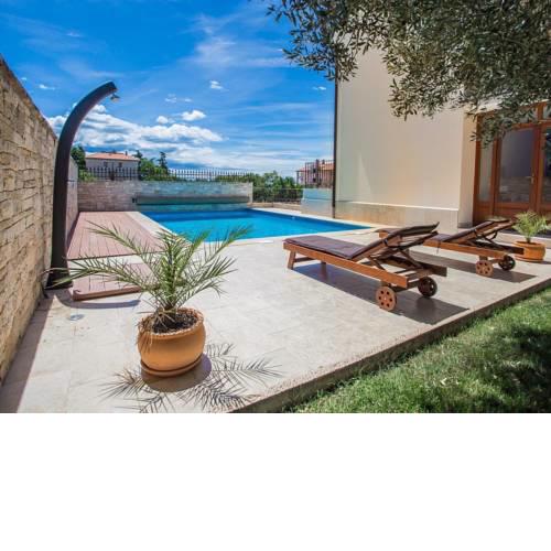 Gorgeous Apartment in Umag with Swimming Pool