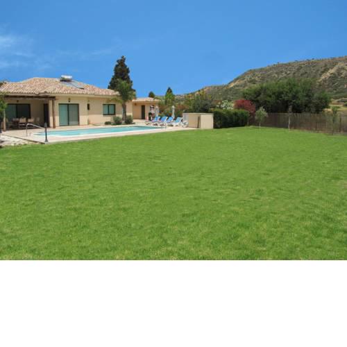 Gorgeous Bungalow by Pissouri Bay, with private big pool , landcaped Garden.wifi