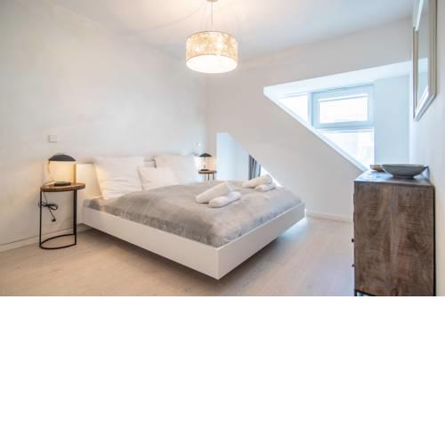 Gorgeous two bedroom apartment w/ city view and private parking by easyBNB