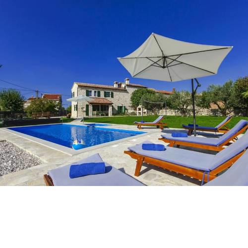 Gorgeous Villa in Barat with Sauna