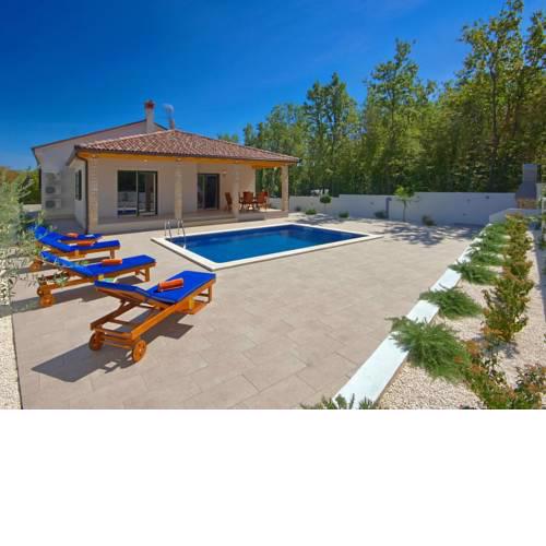 Gorgeous Villa in Belavici with Swimming Pool