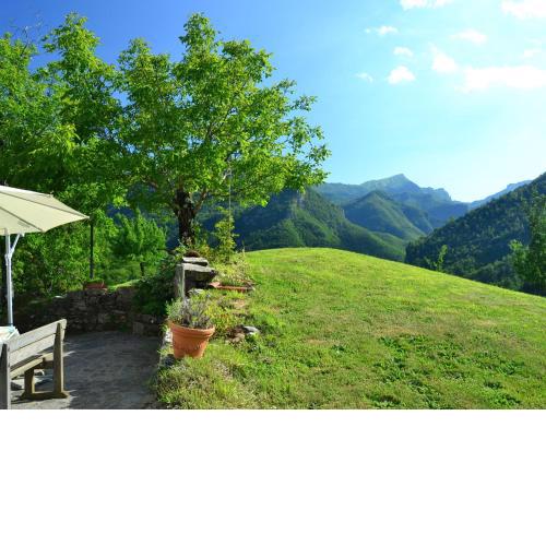 Graceful Cottage in Vergemoli with Private Fenced Garden