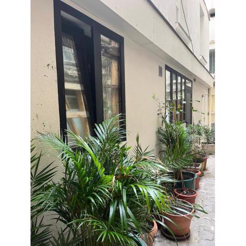 Grand Appartement au rez de chaussée en plein cœur de Paris