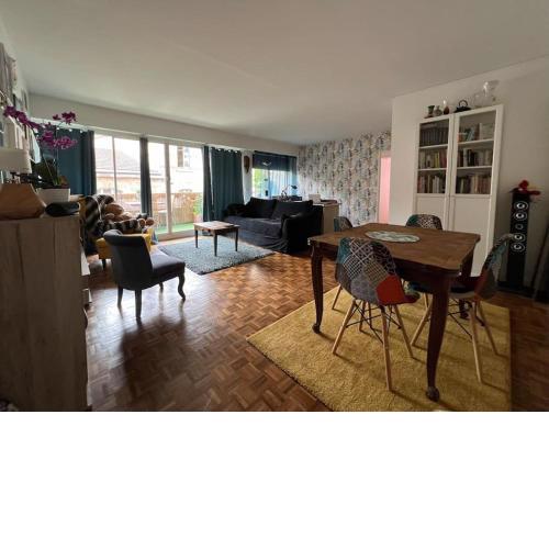 Grand appartement avec balcon et parking gratuit sur place