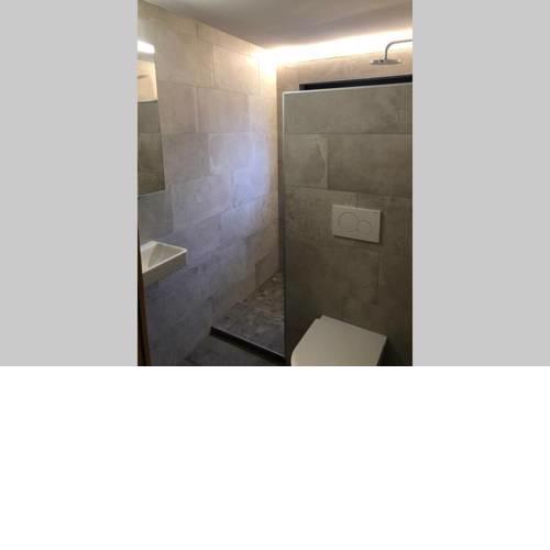Grand appartement avec terrasse à Chez-Les-Reuses