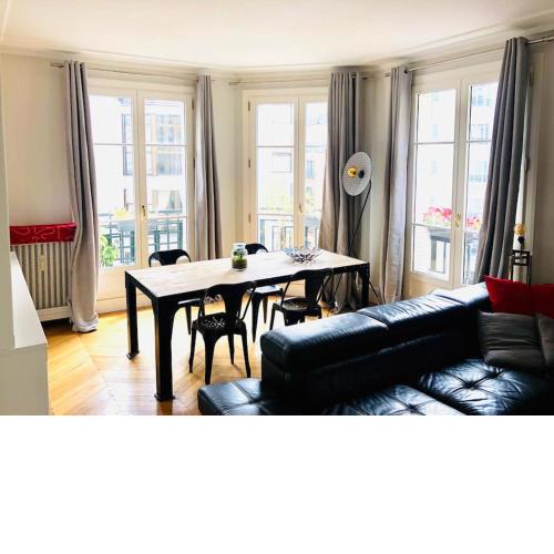 Grand sunny apartment near the Eiffel Tower
